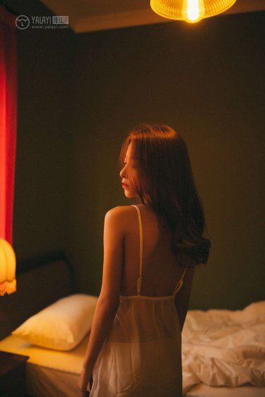 一边亲着一摸下的视频30分钟